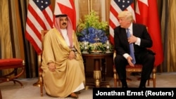 Le président américain Donald Trump (à dr.) rencontre le roi du Bahreïn Hamad bin Isa Al Khalifa à Riyad, en Arabie Saoudite, le 21 mai 2017.