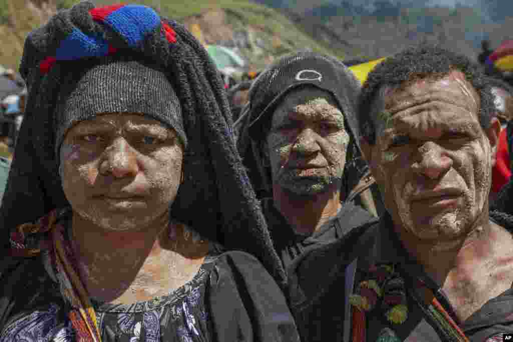 بازماندګان لغزش زمن در پاپوا نیو گینی