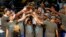 Los jugadores de los Golden State Warriors celebran su triunfo en las finales de la NBA contra los Cleveland Cavaliers.