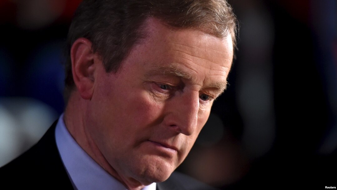 Perdana Menteri Irlandia Enda Kenny sebelum berbicara dengan media di pusat penghitungan pemilihan di Castlebar, Irlandia, 27 Februari 2016. 