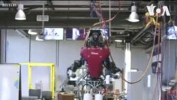 Un robot humanoïde marche dans une passerelle semblable à une corde raide