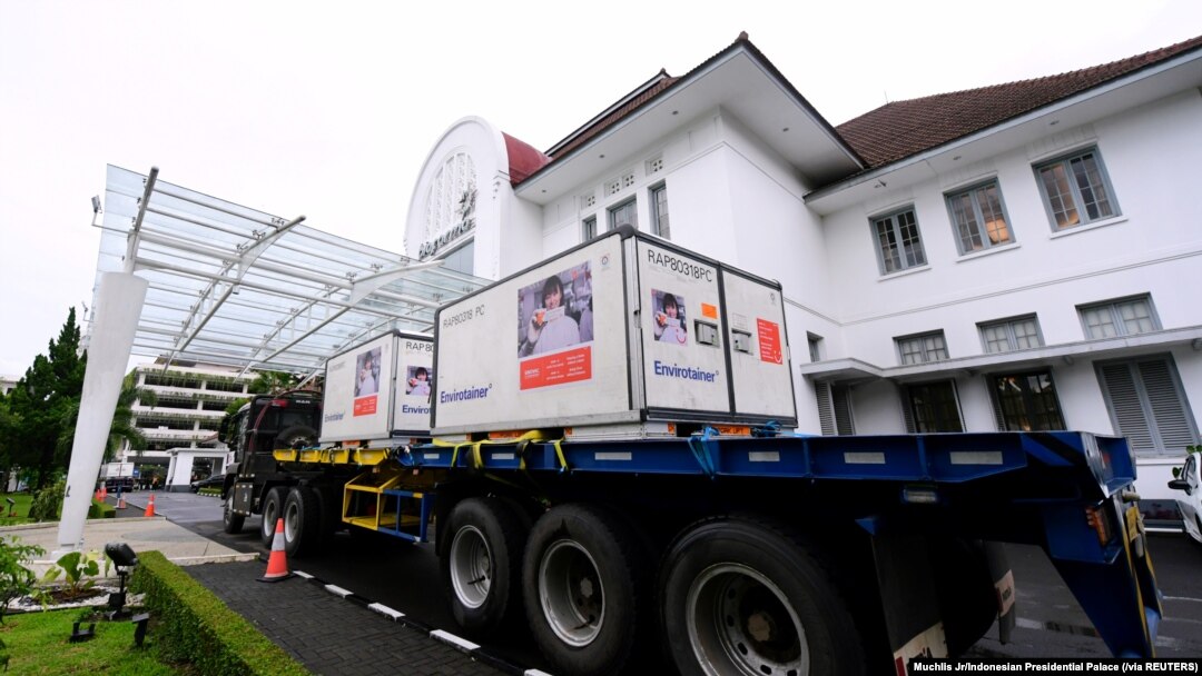 Kontainer bermuatan vaksin virus corona (COVID-19) dari perusahaan farmasi China, Sinovac Biotech, untuk pengiriman tahap pertama tiba di Bio Farma, Bandung, 7 Desember 2020. (Foto: Biro Setpres via Reuters)