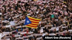 Manifestants brandissant des banderoles sur lesquelles on peut lire "Les prisonniers politiques de la liberté, nous sommes la République", rassemblés sur la place Sant Jaume lors d'une manifestation lors d'une grève régionale partielle à Barcelone, en Espagne, le 8 novembre 2017.