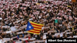 Para pemrotes memasang spanduk bertuliskan "Freedom Political Prisoners, We are Republic" saat mereka berkumpul di alun-alun Sant Jaume pada aksi demo dalam aksi mogok di Barcelona, Spanyol, 8 November 2017.