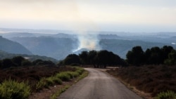 Asap mengepul dari area perbatasan Israel dan Lebanon, menyusul proyektil yang ditembakkan oleh Hizbullah ke arau utara Israel, pada 10 September 2024. (Foto: Reuters/Avi Ohayon)