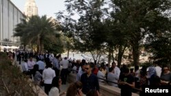 Miles de personas fueron evacuadas de sus oficinas en Dubai, luego del terremoto de magnitud 7.8 en la escala de Ritcher.. 