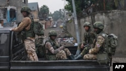 Des membres du M23 en patrouille dans les rues de Goma en RDC.