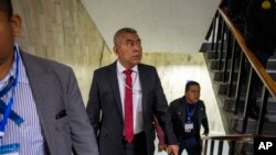 Rafael Curruchiche, fiscal especial de la Oficina Contra la Impunidad, llega a la corte para una audiencia contra el periodista encarcelado José Rubén Zamora en la Ciudad de Guatemala, el miércoles 21 de febrero de 2024.