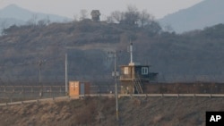 한국 경기도 파주 비무장지대(DMZ)에서 남북 초소가 마주보고 있다. 