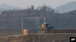 한국 경기도 파주 인근 비무장지대(DMZ)에서 남북한 초소가 마주보고 있다. (자료사진)