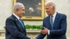 Presiden AS Joe Biden (kanan) menjabat tangan Perdana Menteri Israel Benjamin Netanyahu dalam pertemuan di Gedung Putih, Washington, DC, pada 25 Juli 2024. (Foto: AFP/Jim Watson)