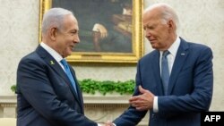 Presiden AS Joe Biden (kanan) menjabat tangan Perdana Menteri Israel Benjamin Netanyahu dalam pertemuan di Gedung Putih, Washington, DC, pada 25 Juli 2024. (Foto: AFP/Jim Watson)