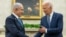 Presiden AS Joe Biden (kanan) menjabat tangan Perdana Menteri Israel Benjamin Netanyahu dalam pertemuan di Gedung Putih, Washington, DC, pada 25 Juli 2024. (Foto: AFP/Jim Watson)