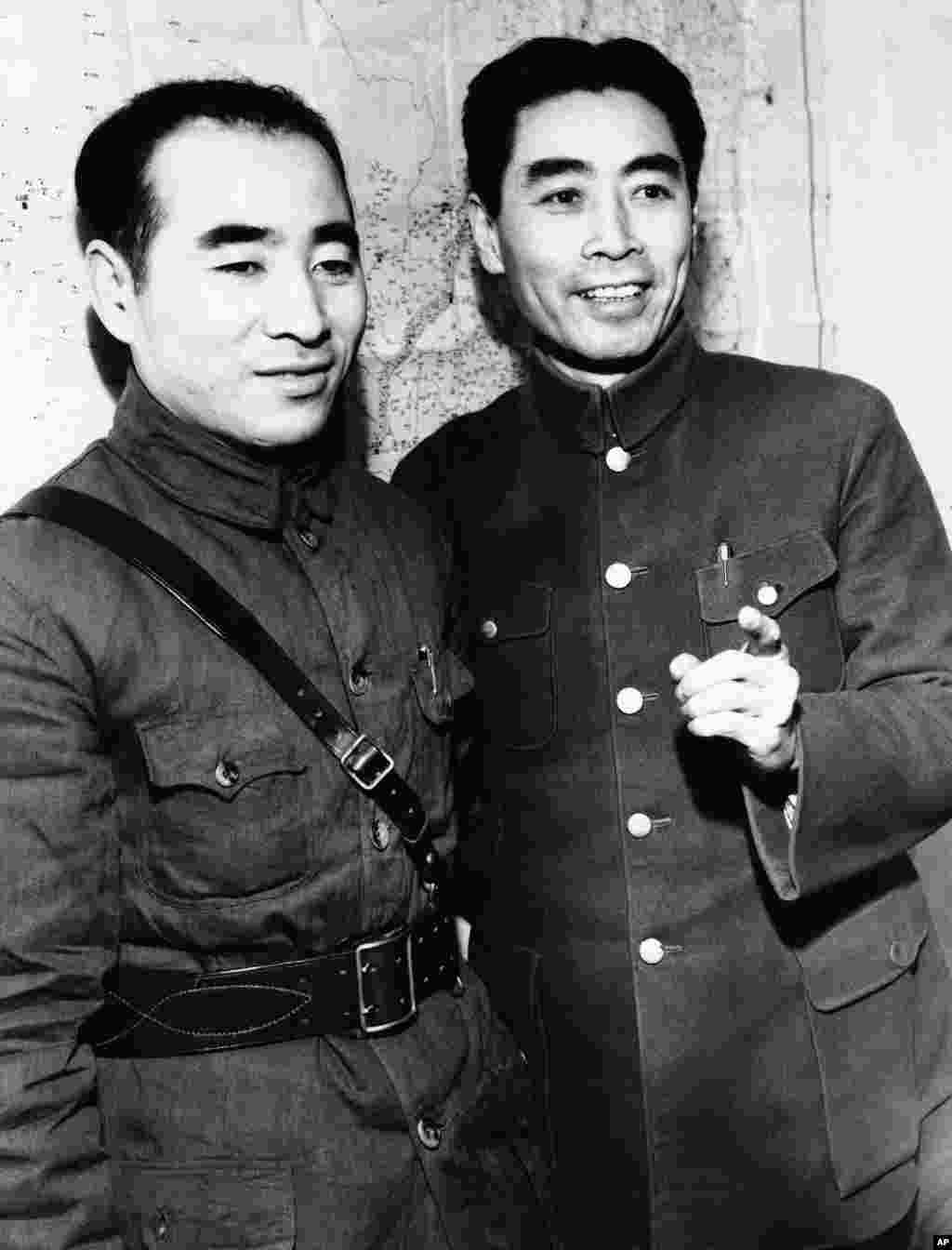 1943年5月6日，身穿国军军服的林彪将军和周恩来。 两人在文革中关系良好，直到林彪失势。周恩来的地位在文革前一直在林彪之上，后来林彪跃升为毛的接班人，而周恩来继续是第三号领导人，避开了在专制体制和强人手下当第二把手和接班人的结构性风险和两难境地。这种两难境地是：接班人不强大则无法接班，如同毛泽东一度选择的王洪文；而太强大则功高震主，势大压主，名高盖主，被主上担心抢班夺权而加以打压，如刘少奇和林彪。