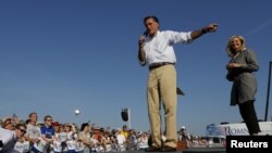 Romney en un acto de campaña junto a su esposa. 