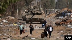 Палестинcкие беженцы покидают окраины города Газа, где заняли позиции израильские танки. 24 ноября 2023 года.
