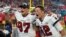 Rob Gronkowsk (izquierda) y el quarterback Tom Brady de los Buccaneers de Tampa Bay celebran tras vencer 31-9 a los Chiefs de Kansas City en el Super Bowl 55, el domingo 7 de febrero de 2021, en Tampa, Florida. [Foto AP / Ashley Landis]