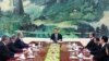 عکس منتشر شده سرویس مطبوعاتی وزارت امور خارجه روسیه دیدار سرگئی لاوروف، وزیر امور خارجه این کشور (چپ) با رئیس جمهوری چین، شی جین پینگ، در پکن را نشان می‌دهد - آوریل ۲۰۲۴