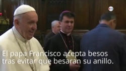 Papa acepta besos tras evitar que besaran su anillo