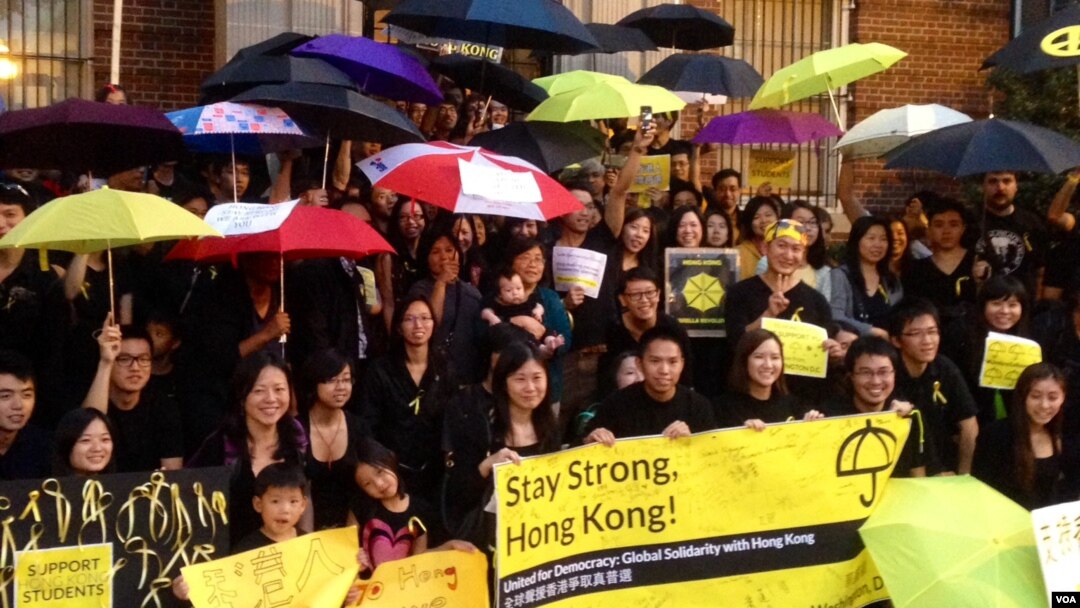 Người ủng hộ các cuộc biểu tình đòi dân chủ ở Hong Kong tập trung bên ngoài Tòa nhà Ngoại giao của Hong Kong ở thủ đô Washington trước khi tuần hành tới Tòa Bạch Ốc, ngày 1/10/2014.