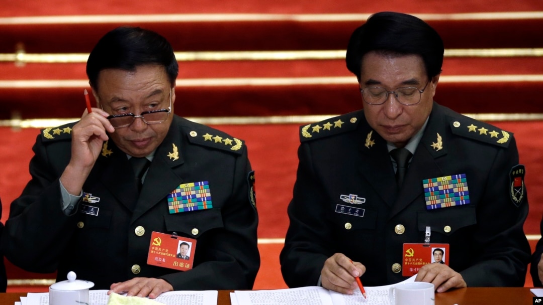 2012年11月8日中共十八大开幕式上徐才厚和即将接替他担任军委副主席的范长龙