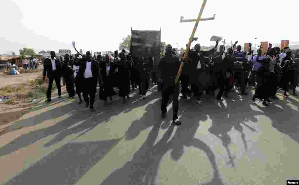 سوڈان کے صدر عمر حسن البشیر کا دعویٰ ہے کہ نیا آئین مذہبی آزادی کا ضامن ہو گا لیکن عیسائی برادری کو اس پر تشویش ہے