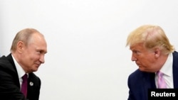 ARCHIVO - El presidente de Estados Unidos, Donald Trump, y el presidente ruso, Vladimir Putin, sostienen una reunión bilateral en la cumbre de líderes del G20 en Osaka, Japón, el 28 de junio de 2019. 