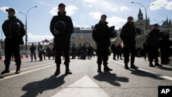 Des policiers à Moscou, Russie, 6 mai 2017.