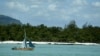 Un bateau le long des côtes mauriciennes, 13 novembre 2003.