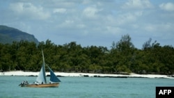 Un bateau le long des côtes mauriciennes, 13 novembre 2003.