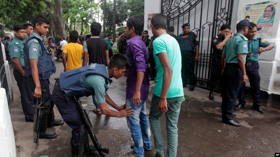 Polisi Bangladesh memeriksa para pengunjung yang akan menghadiri pengadilan khusus kejahatan perang di Dhaka (foto: dok). 