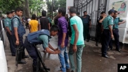 Polisi Bangladesh memeriksa para pengunjung yang akan menghadiri pengadilan khusus kejahatan perang di Dhaka (foto: dok). 