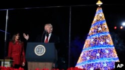 El presidente Donald Trump y su esposa Melania encabezaron la ceremonia anual de iluminación del Árbol de Navidad Nacional frente al jardín sur de la Casa Blanca.