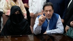 Mantan Perdana Menteri Pakistan Imran Khan (kanan) bersama istrinya, Bushra Bibi, berbicara kepada media di kantor Pengadilan Tinggi Lahore di Lahore, Pakistan, pada 17 Juli 2023. (Foto: K.M. Chaudary/AP Photo, arsip)