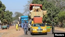 Un convoi de véhicules surchargés à Seleki, la frontière entre le Sénégal et la Gambie, 17 janvier 2017. 