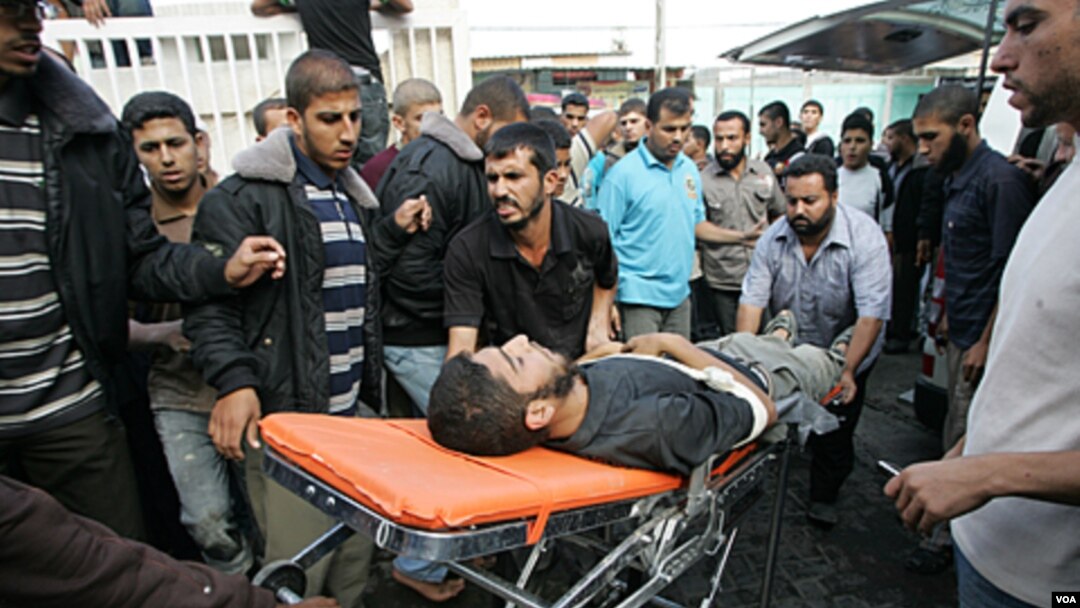 Warga Gaza mengangkut salah satu korban luka-luka akibat serangan udara Israel sebelumnya, Sabtu (29/10).