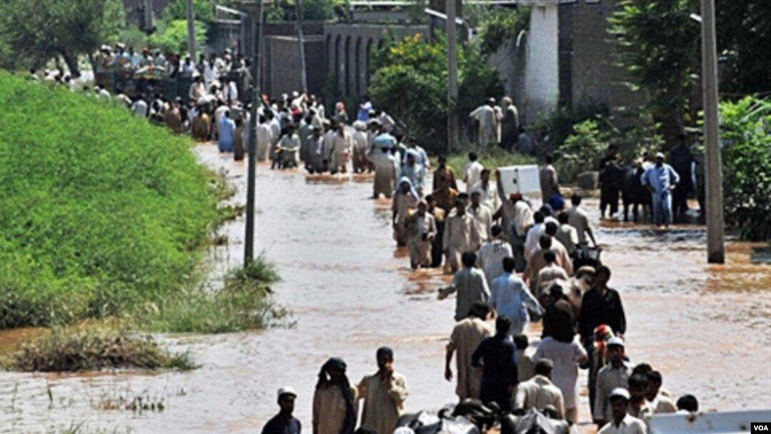 Warga Pakistan dengan membawa barang seadanya mengungsi dari kawasan banjir di Pakistan barat laut.