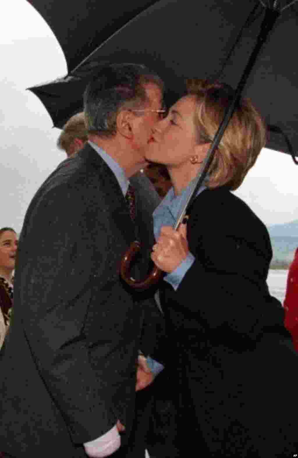 Киро Глигоров ја поздравува првата дама на САД, Хилари Родам Клинтон, која пристигна на еднодневна посета на Македонија со нејзината ќерка во јуни 1999.