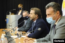 El presidente de Uruguay, Luis Lacalle Pou, anuncia en conferencia de prensa los planes para vacunar a la población contra COVID-19 con las dosis que llegaron el 26 de febrero de 2021 y otras en camino. Foto cortesía de la Presidencia de Uruguay.