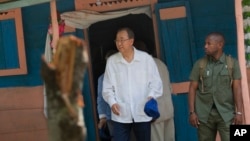 Sekjen PBB Ban Ki-moon ketika mengunjungi rumah salah seorang korban kolera di Hinche, Haiti, Juli tahun lalu (foto: dok).