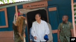 Ban Ki-moon visite la maison d'une victime du choléra lors d'un séjour en Haïti, Hinche, 14 juillet 2014