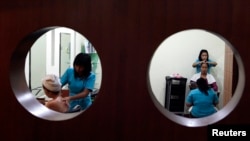 Tenaga pijat kesehatan di spa/salon di Jakarta, yang ternyata banyak dibutuhkan di negara-negara Eropa Timur. (Reuters/Beawiharta)