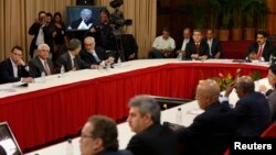 Suasana dialog antara pemerintah dan pihak oposisi Venezuela di Istana Miraflores, Caracas (10/4). (Reuters/Carlos Garcia Rawlins) 