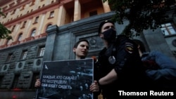 3일 모스크바 러시아연방보안국 앞에서 시위를 벌이던 젊은이가 경찰에 체포되고 있다. 