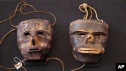 Dos máscaras del pueblo indígena Kogi de la Sierra Nevada de Santa Marta, Colombia, exhibidas en la BERLÍN residencia presidencial Palacio Bellevue en Berlín, viernes 16 de junio de 2023. 