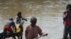 Les enfants sont utilisés pour le nettoyage du sable à Shabunda pour en extraire l&#39;or, en RDC, le 23 mars 2017. (VOA/Ernest Muhero)