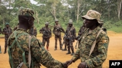 ARQUIVO: Soldados do 214.º Batalhão de Polícia das Forças Armadas da RDC e soldados das Forças de Defesa Popular do Uganda (UPDF) na Operação Shujaa no leste da República Democrática do Congo, em 17 de dezembro de 2024.