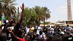 Des militants sénégalais du mouvement citoyen "Y'en a marre" s'adressant à une foule à Dakar. Ils étaient arrêtés en même temps que Fred Bauma avant d'être expulsés de la RDC.