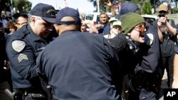 Polisi San Francisco menahan demonstran kelompok sayap kanan dalam aksi protes di Alamo Square Park (foto: dok). 