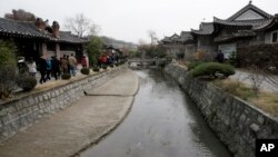 지난 2008년 11월 북한 개성을 방문한 한국 관광객들이 한옥들을 둘러보고 있다. (자료사진)